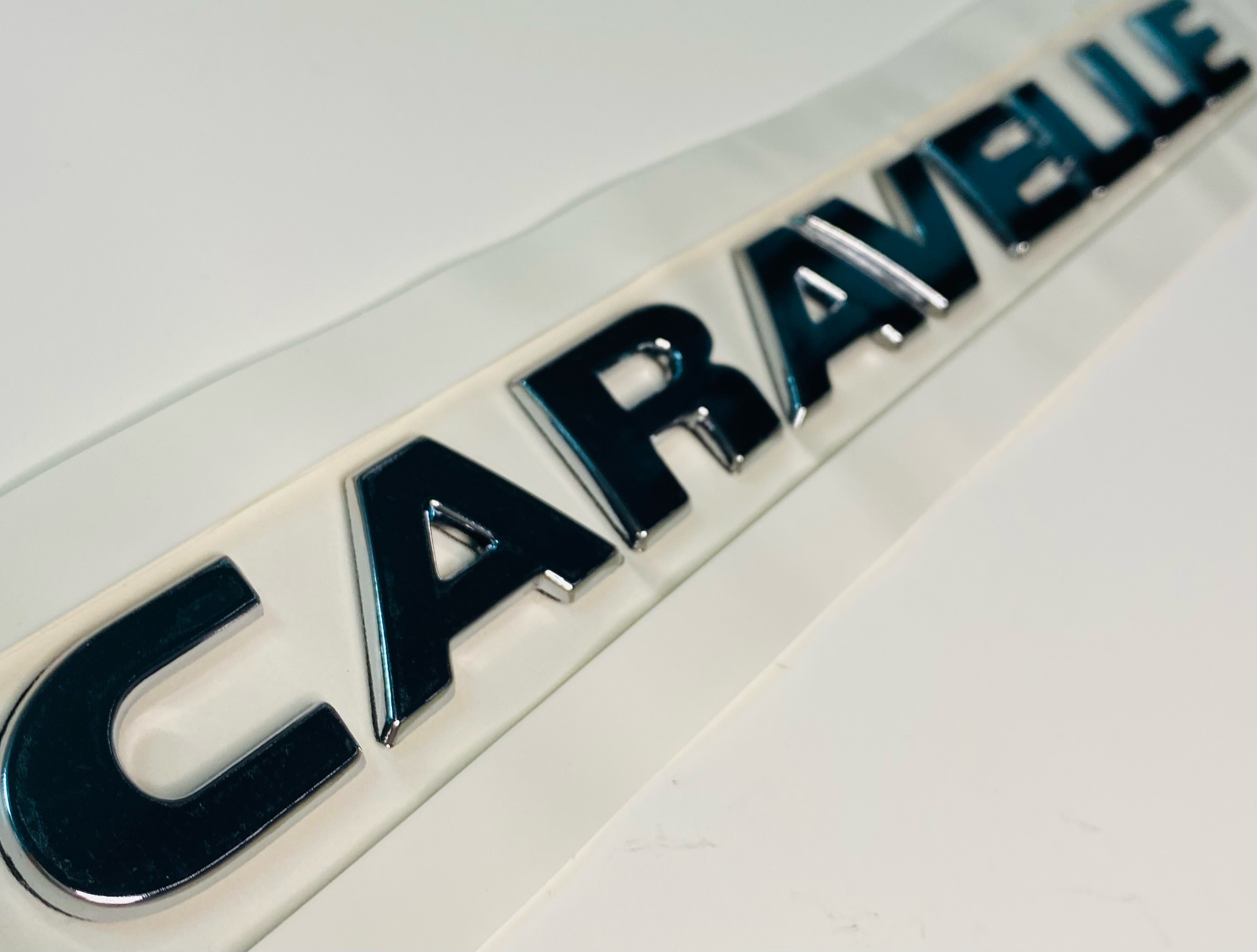 VW%20TRANSPORTER%20T6%20CARAVELLE%202010%20-%202015%20BAGAJ%20ARKA%20YAZISI%20KROM