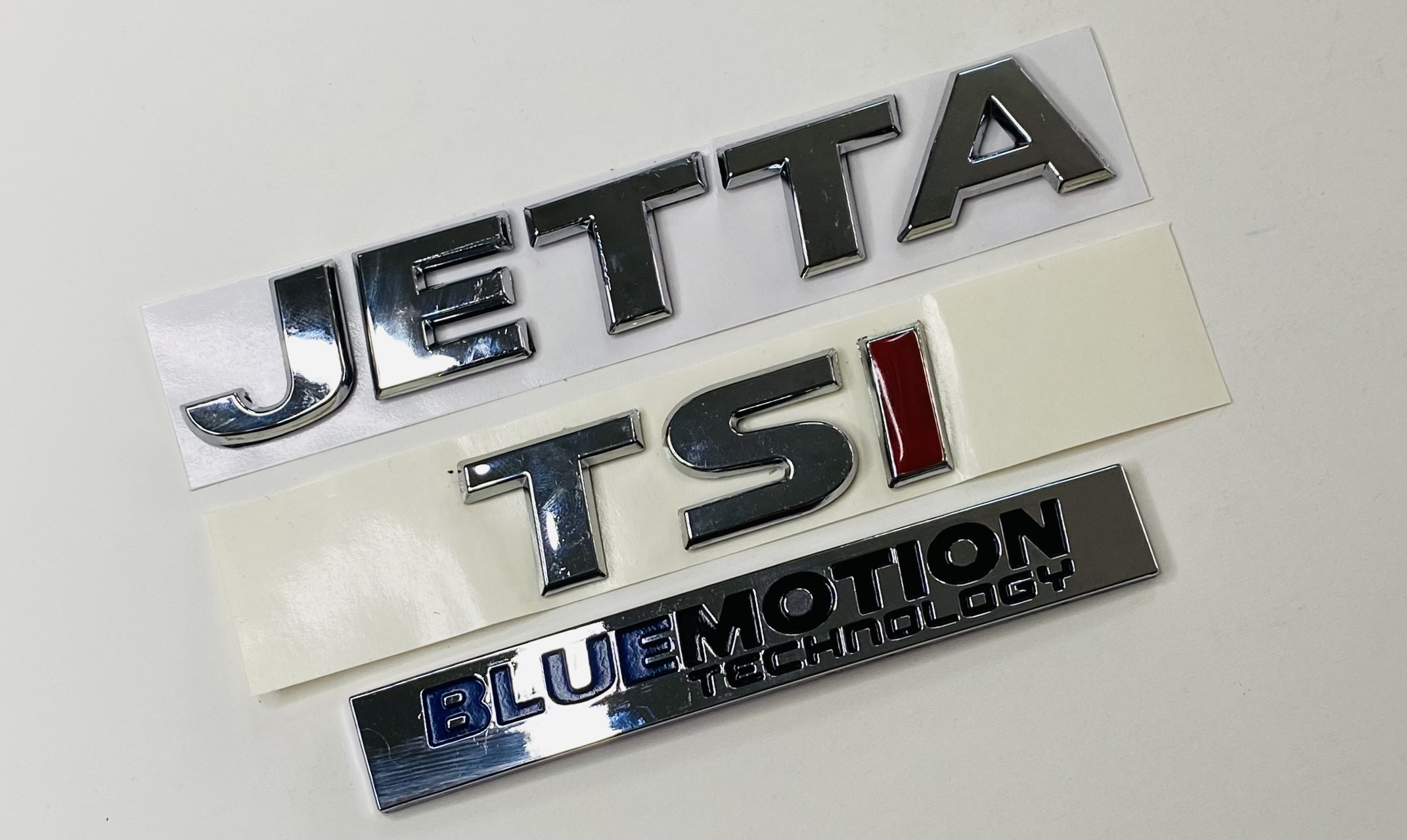 VW%20JETTA%202010%20-%202014%20BLUEMOTION%20TSİ%20TEK%20KIRMIZI%20ARKA%20BAGAJ%20YAZISI%20SET