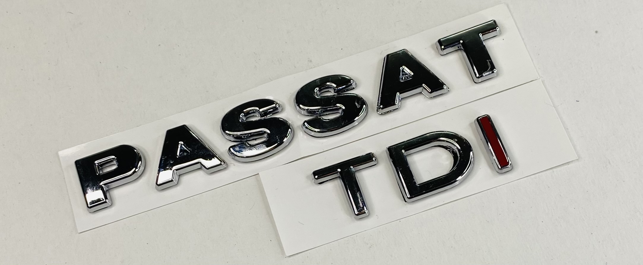 VOLKSWAGEN%20PASSAT%20B6%202005%20-%202010%20TDİ%20TEK%20KIRMIZI%20BAGAJ%20YAZISI%20SET