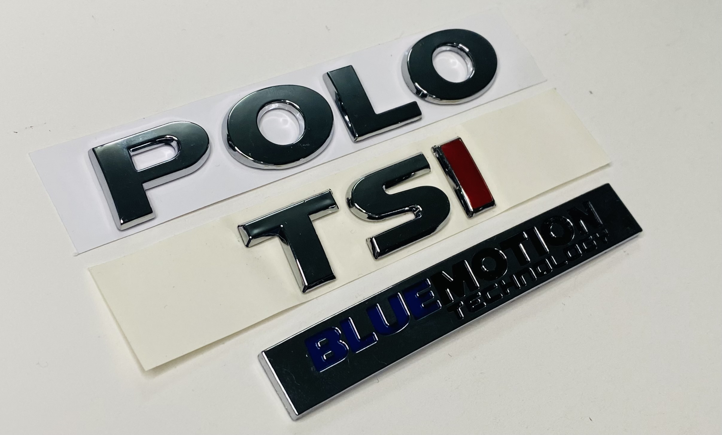 VW%20POLO%202017%20-%202021%20TSİ%20TEK%20KIRMIZI%20BLUEMOTİON%20ARKA%20BAGAJ%20YAZISI%20SET