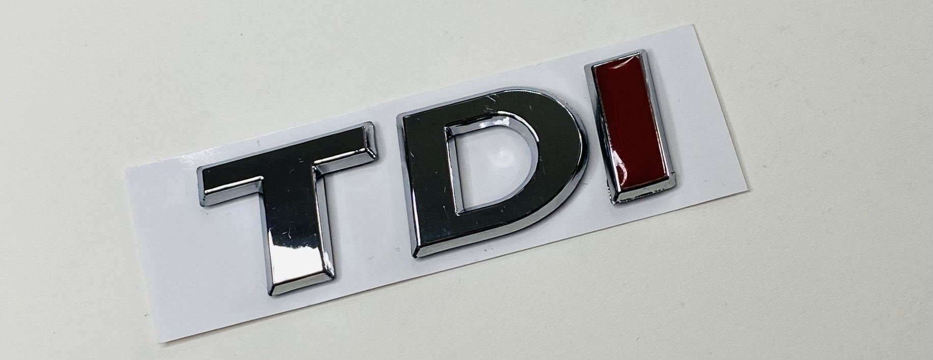 VOLKSWAGEN%20TDİ%202010%20-%202014%20TEK%20KIRMIZI%20ARKA%20BAGAJ%20YAZISI