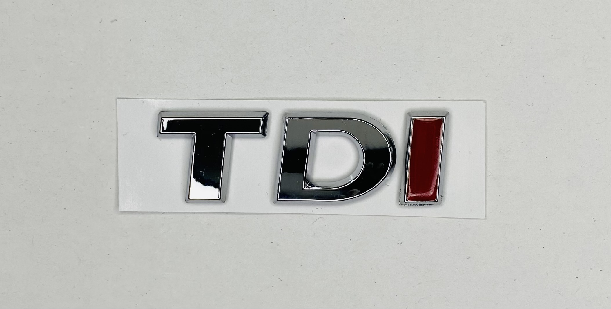 VOLKSWAGEN%20TDİ%202010%20-%202014%20TEK%20KIRMIZI%20ARKA%20BAGAJ%20YAZISI