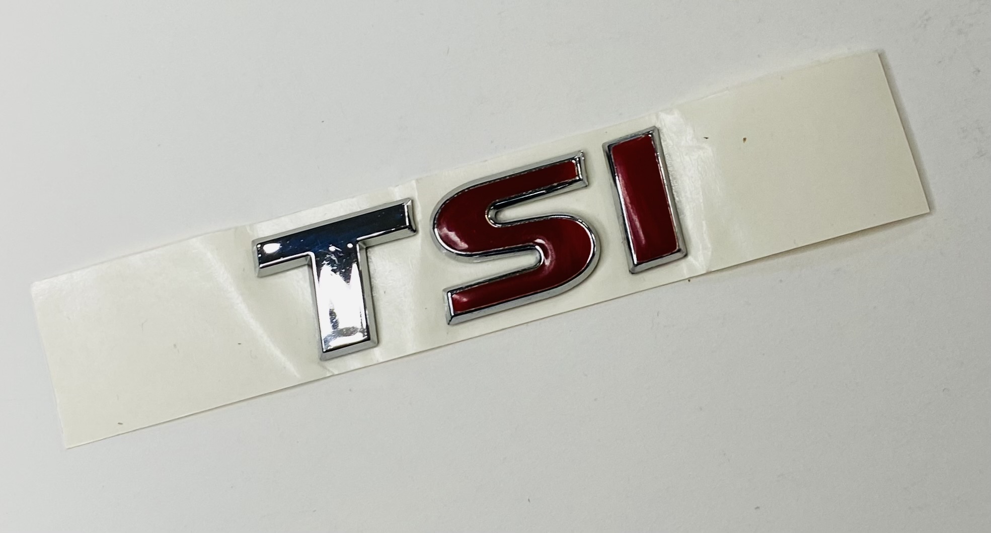 VOLKSWAGEN%20TSİ%202010%20-%202014%20İKİ%20KIRMIZI%20BAGAJ%20YAZISI