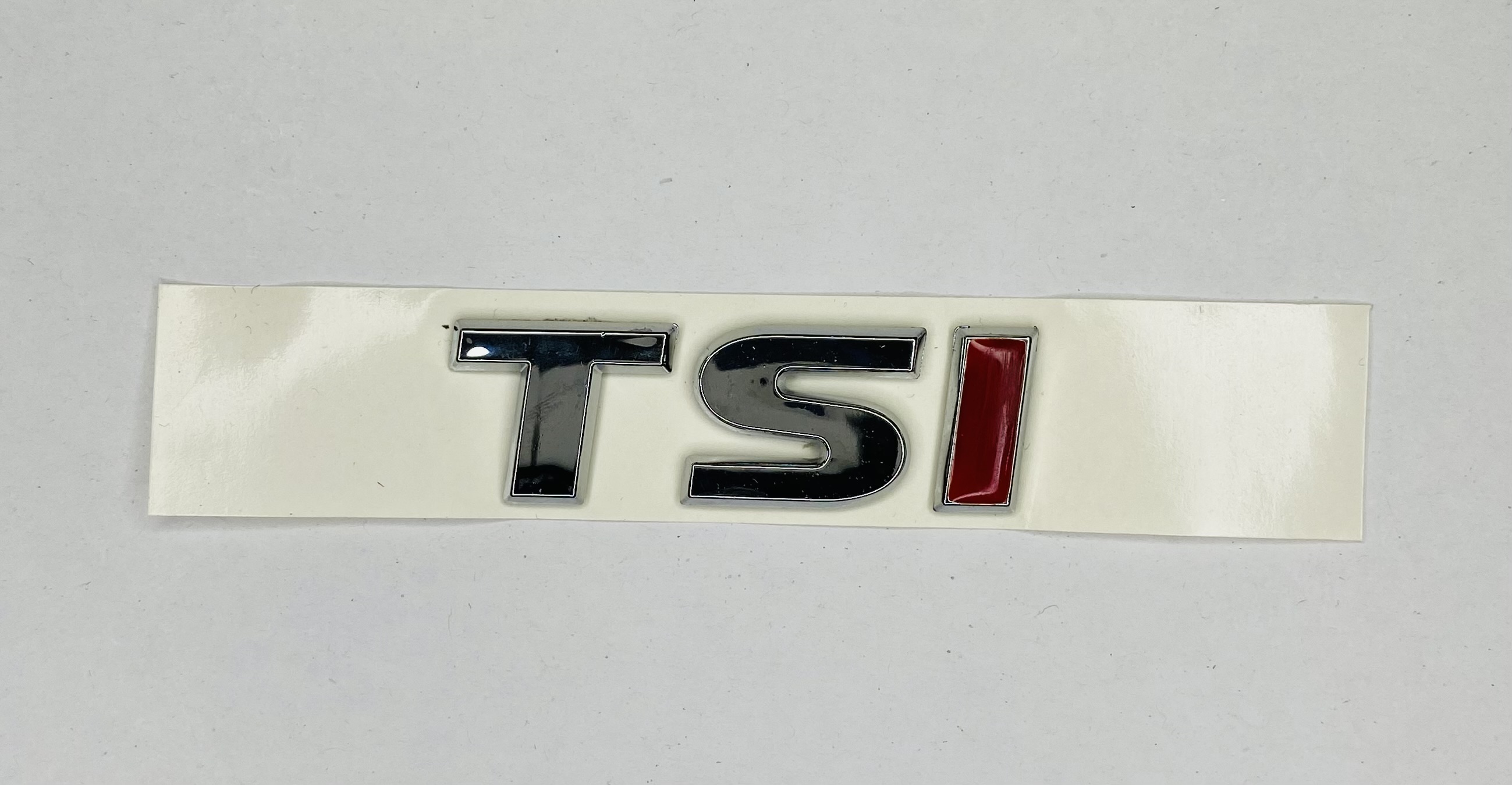 VOLKSWAGEN%20TSİ%202010%20-%202014%20TEK%20KIRMIZI%20ARKA%20BAGAJ%20YAZISI