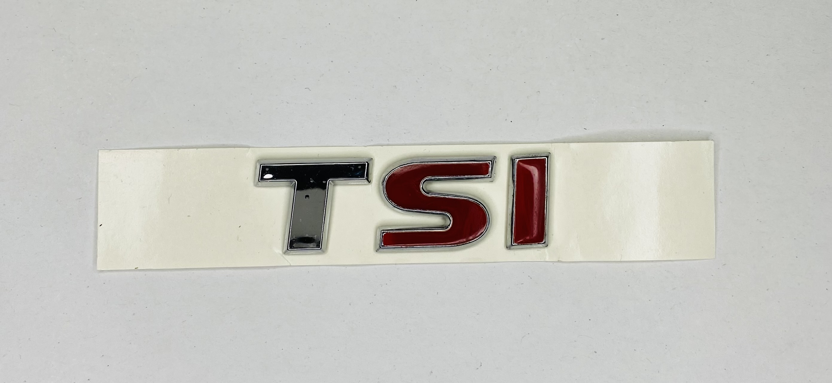 VOLKSWAGEN%20TSİ%202010%20-%202014%20İKİ%20KIRMIZI%20BAGAJ%20YAZISI